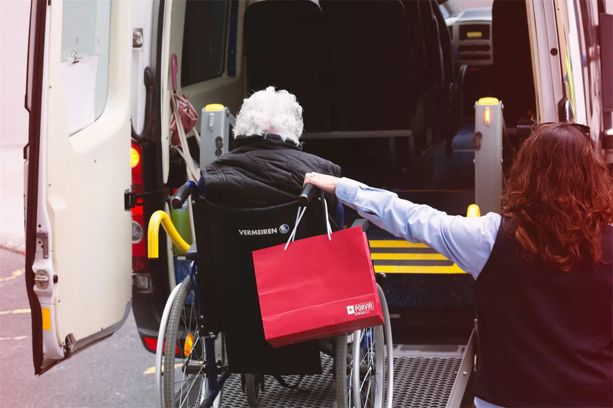 Acompañamento a unha persoa usuaria de cadeira de rodas no acceso ao transporte adaptado